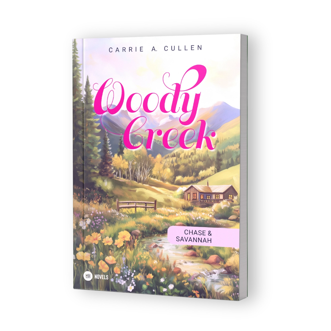 MH-Produktbilder-Woody Creek Produktbild des Covers von "Woody Creek – Chase & Savannah" von Carrie A. Cullen, mit blühender Wiese, Flusslauf und rustikalem Holzhaus vor Berglandschaft.