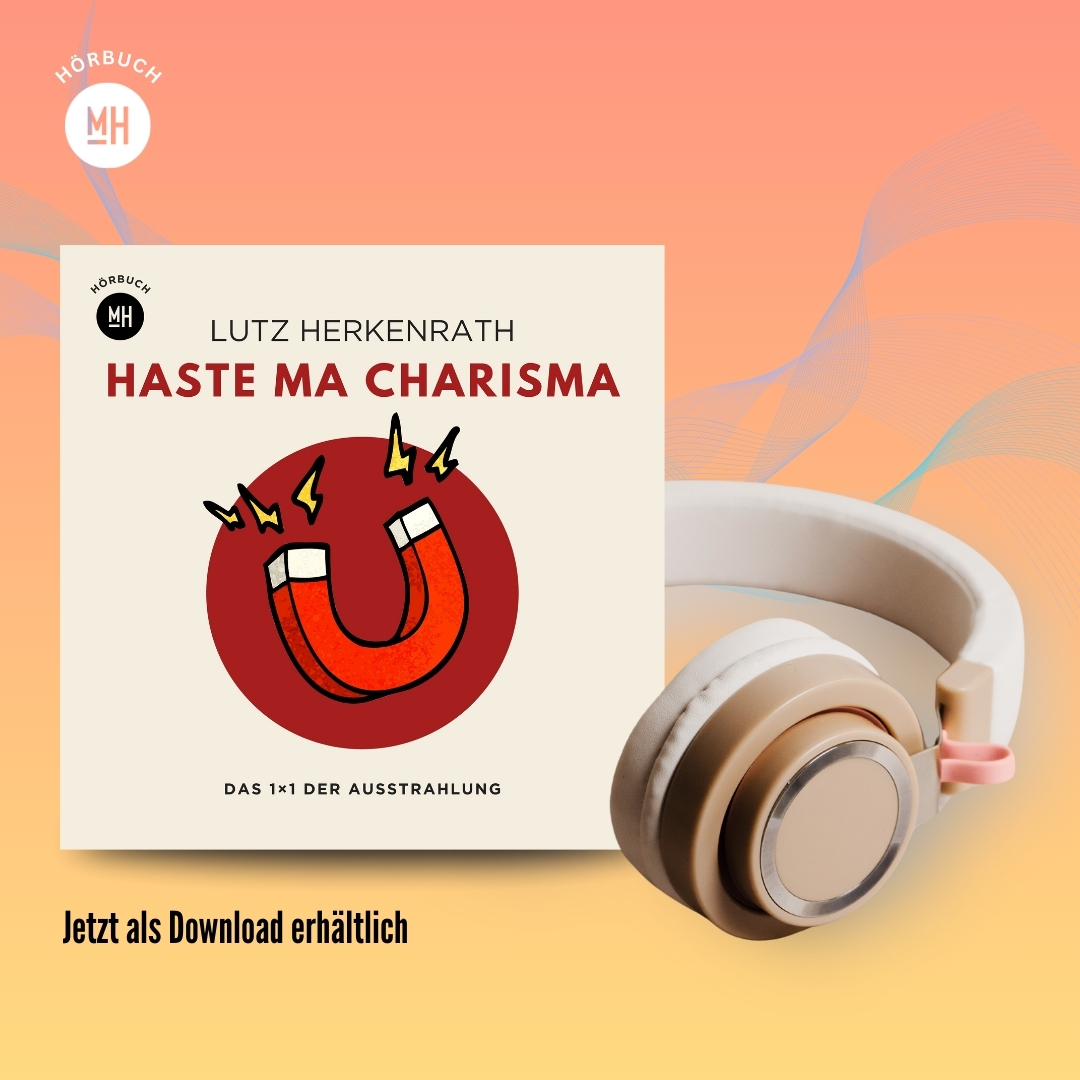 Mockup des Hörbuchs 'Haste ma Charisma' von Lutz Herkenrath mit rotem Magnet und Text 'Das Praxishandbuch für authentische Wirkung & souveränen Auftritt', daneben cremefarbene Kopfhörer, Hintergrund in Orange- und Gelbtönen